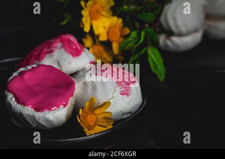 De dessus maison Zefir ou Zephyr blanc, dessert traditionnel russe avec menthe et sirop de fraise, sur fond noir Banque D'Images