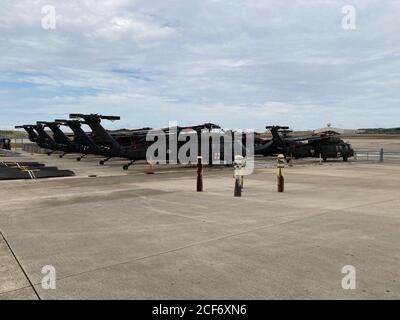 DES hélicoptères UH-60 Black Hawk, affectés à Charlie Company, 2-104e Bataillon de l'aviation de soutien général, 28e Brigade de l'aviation de combat expéditionnaire, attendent d'être chargés dans un avion de transport C-5 Galaxy à la 28e station de mobilisation de l'ECAB. Les hélicoptères seront transportés dans la 28e zone d'opérations de la CEAB au Moyen-Orient. (É.-U. Photo de l'armée par le Sgt. Joshua Mayro) Banque D'Images