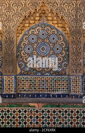 Gros plan magnifique mosaïque sur le mur de construction à Tanger, Maroc Banque D'Images