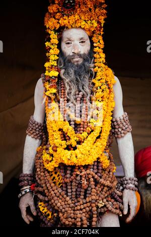 Allahabad City, Inde - FÉVRIER, 2018: Hindou sadhu portant un turban de couleur ocre et des colliers colorés sur le festival Prayag Kumgh Mela Banque D'Images