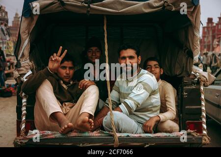 Prayag Kumbh Mela Festival, Allahabad, Inde - février 2018: Des hommes assis sur la partie arrière du camion regardant la caméra Banque D'Images