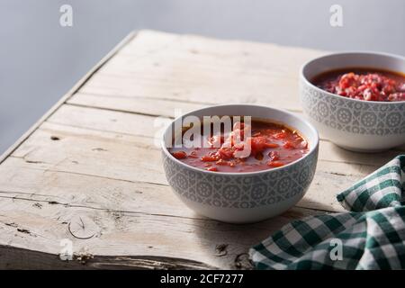 Borsch russe ukrainien traditionnel. Soupe de betteraves sur une table rustique en bois. Banque D'Images