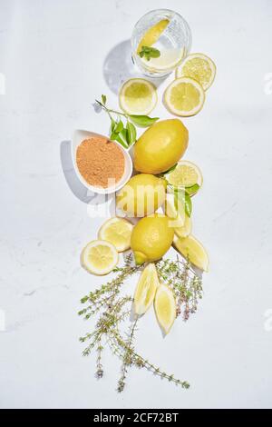 Vue de dessus ensemble de divers ingrédients pour la recette de santé limonade au gingembre et au thym sur une table en marbre blanc Banque D'Images