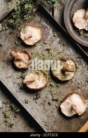 Pile de champignons bruns frais sur une table en bois rustique Banque D'Images