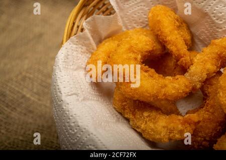 Crevettes de l'Atlantique frites en pâte sur une serviette en papier blanc dans un panier en osier. Gros plan Banque D'Images