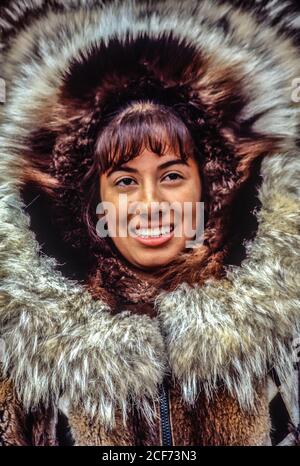 Chena Village, près de Fairbanks, Alaska. Jeune femme indienne Athabascan portant une parka faite à la main. Banque D'Images