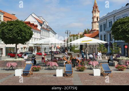 VILNIUS, LITUANIE - 22 AOÛT 2020 : café populaire et bière pab sur l'avenue Didzuoji à côté de la place Tow Hall. Pendant la quarantaine, les clients sont servis Banque D'Images