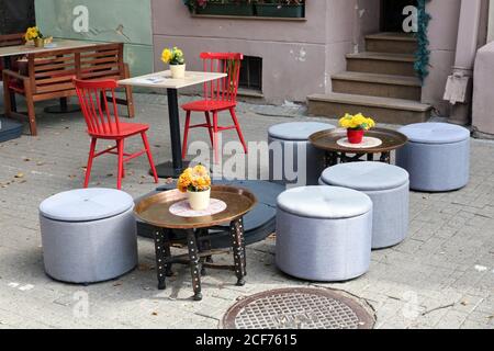 VILNIUS, LITUANIE - 22 AOÛT 2020 : café populaire dans le centre de la vieille ville, à côté de la place de la cathédrale. Pendant la quarantaine, les clients ne sont servis qu'à l'extérieur. Banque D'Images