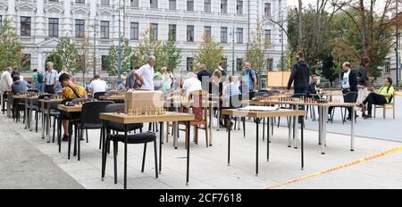 VILNIUS, LITUANIE - 22 AOÛT 2020 : pendant la quarantaine, le tournoi d'échecs de la ville a été organisé dans le parc public de la place Lukishkes Banque D'Images