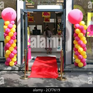 VILNIUS, LITUANIE - 22 AOÛT 2020 : ouverture d'une nouvelle boutique de lunettes et d'optique Vision Express sur l'avenue Gediminas. La marque a été fondée en anglais Banque D'Images