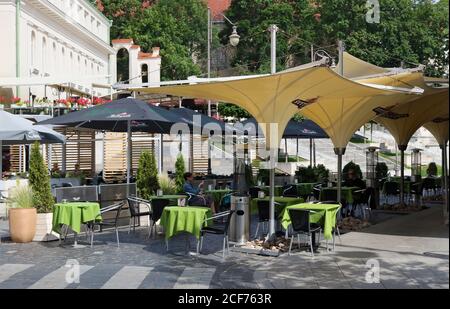 VILNIUS, LITUANIE - 22 AOÛT 2020 : café populaire sur l'avenue Gedimino. Pendant la quarantaine, les clients ne sont servis qu'à l'extérieur. Banque D'Images