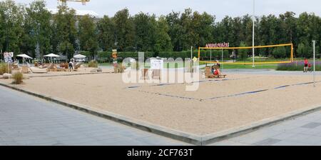 VILNIUS, LITUANIE - 22 AOÛT 2020 : pendant la quarantaine, une imitation de la plage maritime a été installée dans le centre-ville sur la place Lukishkes Banque D'Images