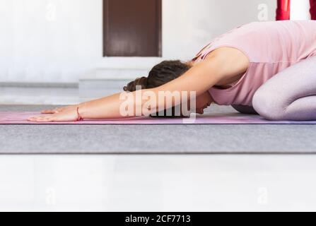 Brunette sportive flexible faisant pose de yoga Banque D'Images