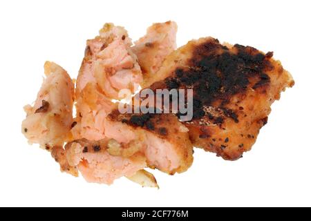 Concept Food of the future - tranches de filet de saumon frites. Isolé sur macro studio blanche Banque D'Images