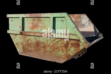Conteneur en acier vieillié et rouillé vert pour déchets industriels et de construction. Isolé sur le noir Banque D'Images
