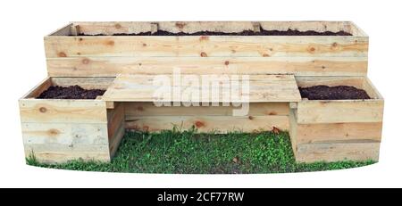 Nouvelle boîte longue en bois remplie de terre pour la culture de fleurs décoratives. Isolé sur blanc Banque D'Images