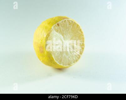 Un demi-tranches de citron plein de jus rafraîchissant riche en agrumes, qui remplit beaucoup de fraîcheur dans la boisson. Banque D'Images