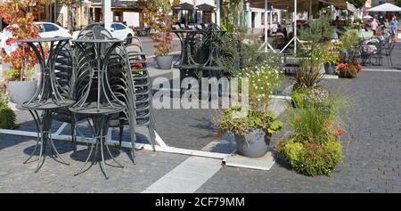 VILNIUS, LITUANIE - 22 AOÛT 2020 : café vide populaire sur l'avenue Didzuoji à côté de la place Tow Hall. Pendant la quarantaine, les clients sont servis uniquement outd Banque D'Images