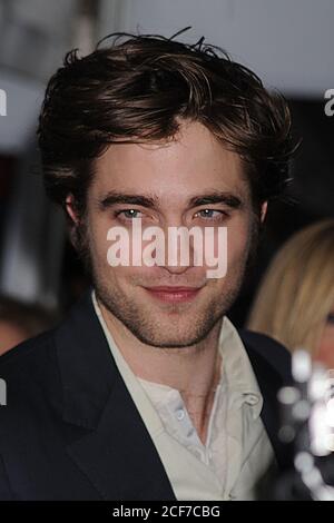 Manhattan, États-Unis d'Amérique. 1er mars 2010. SMG NY1 Robert Pattinson Remember Me 030110 24.JPG NEW YORK - MARS 01: Robert Pattinson assiste à la première de "Remember Me" au Paris Theatre le 1er mars 2010 à New York. ( Credit: Storms Media Group/Alamy Live News Banque D'Images