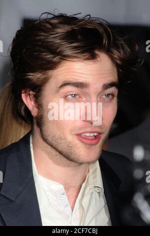 Manhattan, États-Unis d'Amérique. 1er mars 2010. SMG NY1 Robert Pattinson Remember Me 030110 22.JPG NEW YORK - MARS 01: Robert Pattinson assiste à la première de "Remember Me" au Paris Theatre le 1er mars 2010 à New York. ( Credit: Storms Media Group/Alamy Live News Banque D'Images