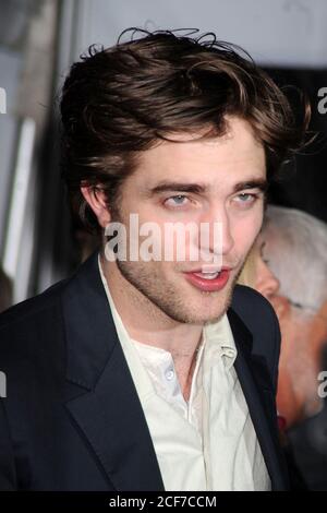 Manhattan, États-Unis d'Amérique. 1er mars 2010. SMG NY1 Robert Pattinson Remember Me 030110 23.JPG NEW YORK - MARS 01: Robert Pattinson assiste à la première de "Remember Me" au Paris Theatre le 1er mars 2010 à New York. ( Credit: Storms Media Group/Alamy Live News Banque D'Images