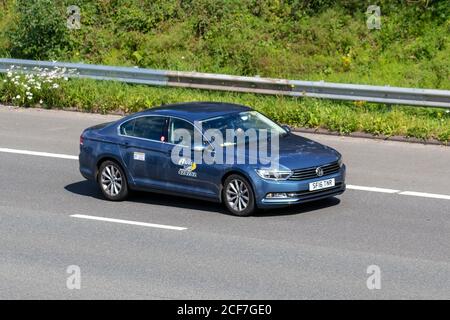 AVA taxi Cab 2016 Blue VW Volkswagen Passat se Business TDI BM; véhicules de circulation routière, voitures conduisant des véhicules sur les routes du Royaume-Uni, moteurs, conduite sur le réseau d'autoroute M6. Banque D'Images