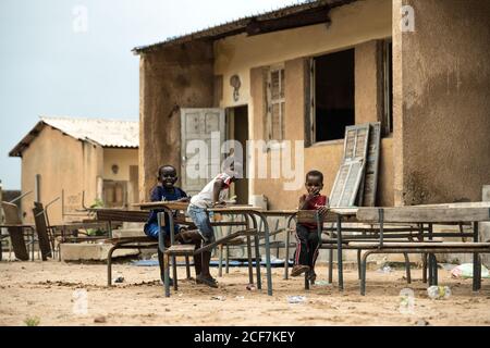 Dakar, Sénégal. 2 septembre 2020. Les enfants du quartier sont vus à l'école secondaire Yoff à Dakar, Sénégal, le 2 septembre 2020. POUR ALLER AVEC "Feature: Sénégalais mobilisé pour rénover les salles de classe scolaires par les médias sociaux" crédit: Louis Denga/Xinhua/Alamy Live News Banque D'Images