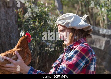 Portrait d'une travailleuse agricole Argentine avec une poule Banque D'Images