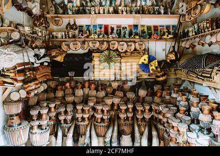 Gambie - 5 août 2019 : souvenirs en bois d'argile et de tissus et instruments de musique décoratifs sur le marché Banque D'Images