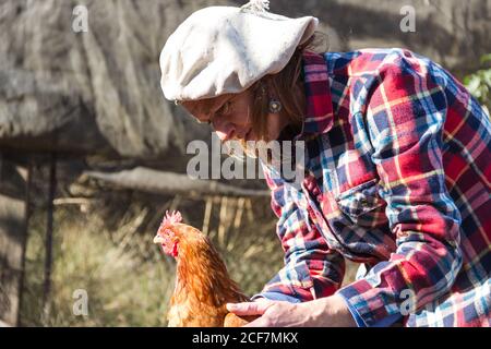 Portrait d'une travailleuse agricole Argentine avec une poule Banque D'Images