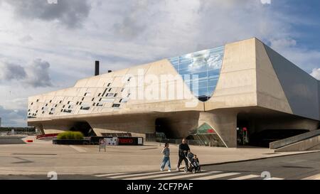 Le centre des sciences Phaeno attire les visiteurs dans ses expositions changeantes. Le centre est situé à proximité de la gare de Wolfsburg. Banque D'Images