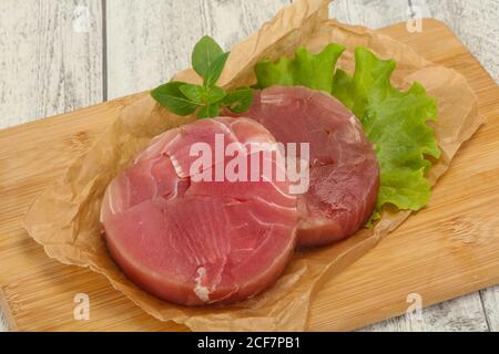 Raw tuna steak ronde prêt pour grill Banque D'Images