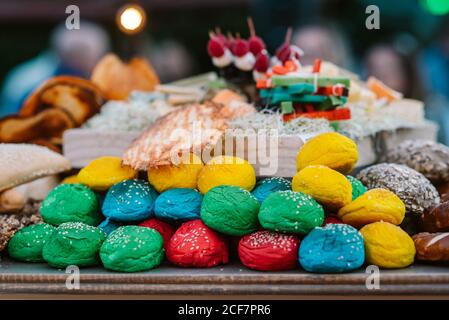 Assortiment de délicieuses friandises colorées servies à table lors du mariage buffet de bonbons Banque D'Images