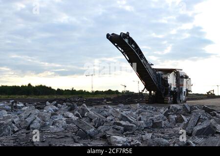 Fraiseuses à froid sont utilisés pour l'enlèvement rapide et très efficace de l'asphalte et les revêtements en béton. Retrait et le meulage de la surface de la route, route Banque D'Images