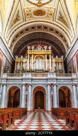 La visite de la basilique Primatiale de la Sainte Vierge Marie a été prise en charge par le ciel et Saint Adalbert, également connue sous le nom de basilique Esztergom Banque D'Images