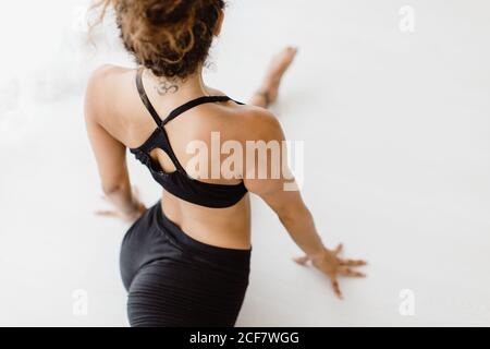 Femme sportive effectuant une pose de yoga dans la chambre Banque D'Images