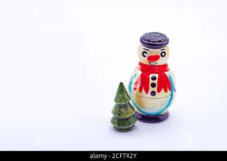 Jouet russe en bois traditionnel. Poupées de nidification - bonhomme de neige et arbre de noël. Souvenir populaire de Russie. Banque D'Images