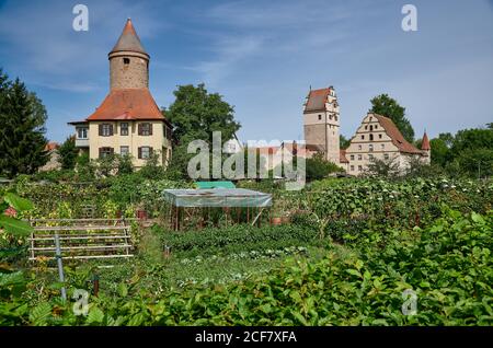 Tour Salwarten et jardins en face, Nördlinger Tor derrière, Dinkelsbuhl, Franconie centrale, Bavière, Allemagne Banque D'Images