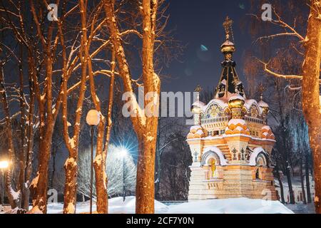 Gomel, Bélarus. Parc de la ville en hiver. Chapelle-tombe de Paskevich 1870-1889 ans dans le parc de la ville. Rumyantsefs et Parc Paskeviches. Célèbre local Banque D'Images