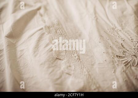 Surface en gros plan de draps de lit vintage décorée d'éléments décoratifs élégants dentelle dans la chambre Banque D'Images