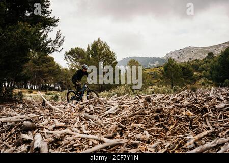 Cycliste sur un chemin rocailleux en forêt Banque D'Images