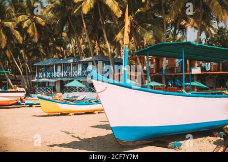 Canacona, Goa, Inde. Excursions Bateaux touristiques garés sur la célèbre plage de Palolem en été Sunny Day Banque D'Images