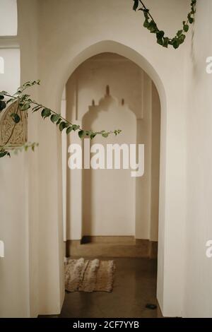 Décoration intérieure traditionnelle avec murs voûtés dans la ville de Marrakech Au Maroc Banque D'Images