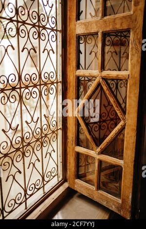 Ancienne fenêtre vintage avec cadres en bois et grille décorative Ancienne maison à Marrakech Banque D'Images