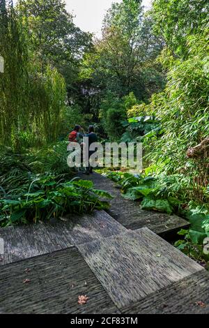 Les visiteurs apprécient le Chelsea Garden, conçu par Darren Hawkes, Tremenheere Sculpture Gardens, Penzance, Cornwall, Royaume-Uni Banque D'Images