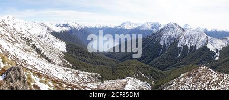 Kepler Track blanc neige au printemps dans le parc national Fiordland de l'île du Sud de la Nouvelle-Zélande. Banque D'Images