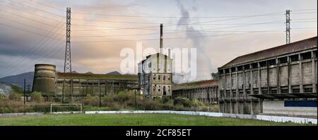 Vue en grand angle de l'ancienne usine abandonnée avec un gris sorbby Bâtiments et tuyaux situés dans la campagne espagnole dans les Asturies Banque D'Images