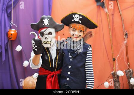 Fête d'Halloween. Deux petits garçons en différents costumes de pirate avec le visage s'amusent à la fête d'Halloween. Peinture de visage pour enfants. Banque D'Images