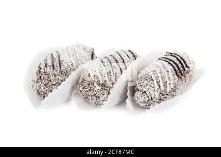gâteau au chocolat avec noix de coco isolée sur fond blanc Banque D'Images