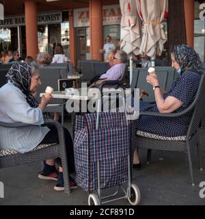 Belgrade, Serbie, 31 août 2020 : deux femmes assises dans un café et mangeant de la crème glacée Banque D'Images